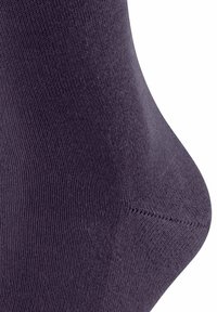 Ciemnofioletowa skarpetka wykonana z elastycznego materiału, o gładkiej fakturze, bezszwowej końcówce oraz dopasowanym kształcie zapewniającym wygodne noszenie.