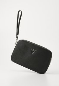 Zwarte synthetische ritsportemonnee met textuurafwerking, driehoekig zilveren logo en afneembare polsband. Compact rechthoekig formaat.