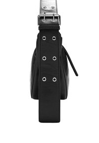Czarna skórzana torba o zdefiniowanym kształcie, z srebrnymi akcesoriami, szerokim paskiem oraz małymi detalami w formie oczek wzdłuż boku.