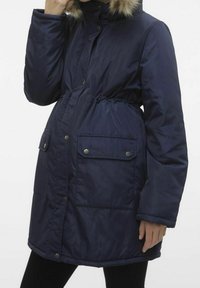 Granatowa, ocieplana parka z futrzanym kapturem, elastyczną talią, dwoma przednimi kieszeniami i zatrzaskami. Gładka, błyszcząca faktura.