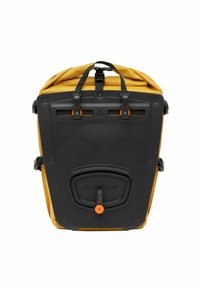 Zaino giallo impermeabile con guscio rigido nero, spallacci regolabili e chiusura arrotolata. Presenta un pulsante arancione e dettagli di branding.