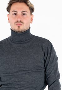 Maglione grigio scuro a collo alto realizzato in tessuto a coste, con collo alto e maniche lunghe, esposto su uno sfondo bianco.