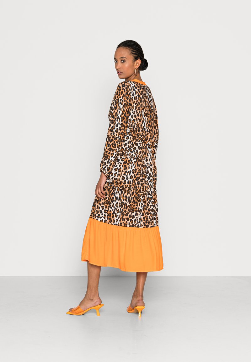 Damen Freizeitkleider | Emily van den Bergh DRESS Freizeitkleid leo/orange - HR64312 Damen Freizeitkleider | Emily van den Bergh DRESS Freizeitkleid leo/orange - HR64312