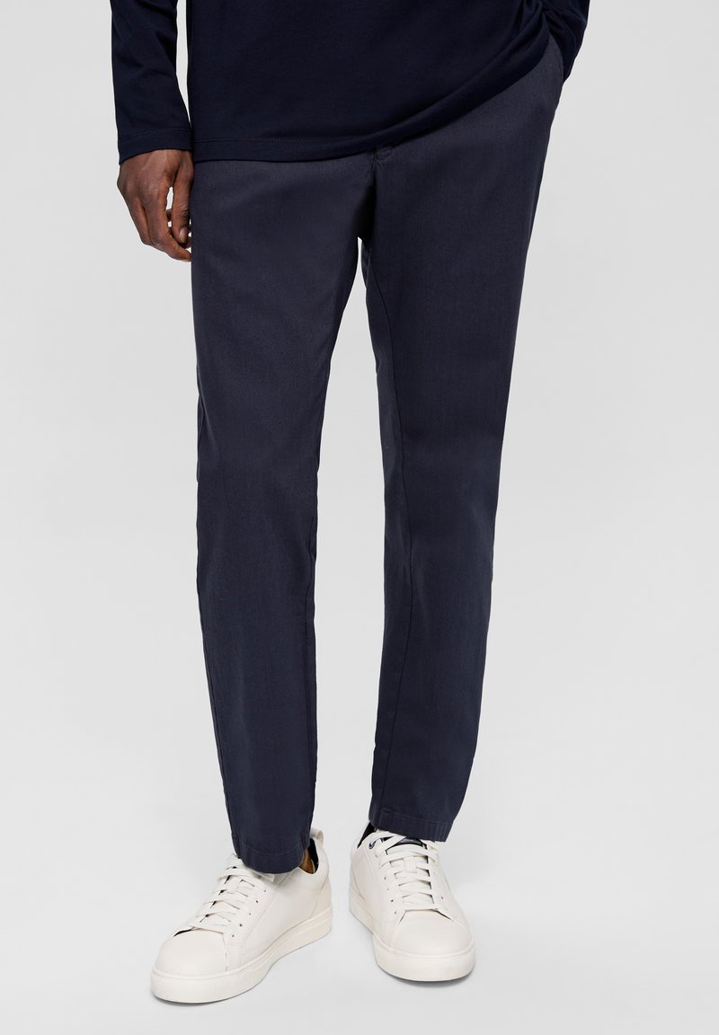 s.Oliver REGULAR MIT DOBBYSTRUKTUR - Chino - tiefblau