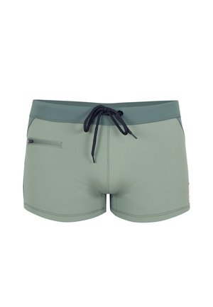 Shorts de bain verts en matière extensible, dotés d'une ceinture à cordon de serrage, d'une poche latérale et de détails de couture contrastants.