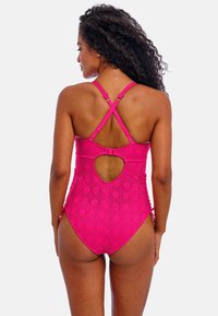 Fuchsia one-piece badedragt med krydsede stropper, udskæring i ryggen og tekstureret diamantmønster. Justerbare sidebånd for tilpasning.