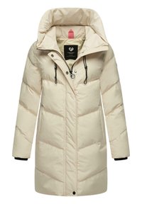 Beige pufferjacka med huva, zippered front, elastiska dragskor och horisontella quiltade sektioner. Slät struktur med svarta accenter.