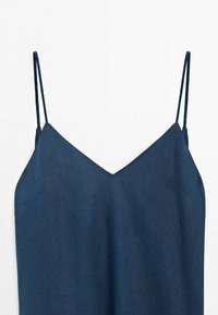 Robe bleu foncé sans manches avec fines bretelles doubles et encolure en V sur fond blanc.