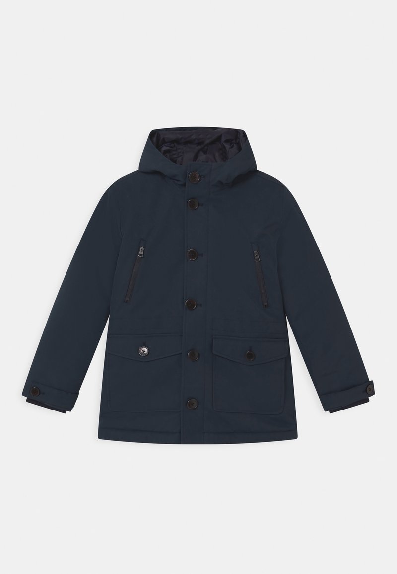 Manteau à capuche bleu foncé avec boutons à l'avant, deux poches poitrine zippées et deux poches à rabat boutonné à la taille, présenté sur un fond uni.