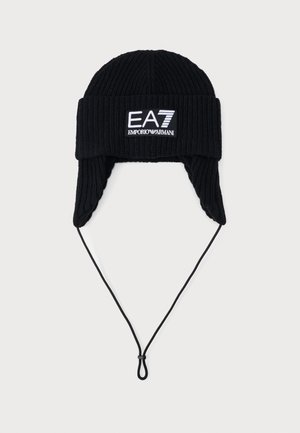 Gorro de malha preto com abas para as orelhas, apresenta um logótipo na parte da frente. Inclui um cordão para um ajuste seguro. Textura suave, design canelado.