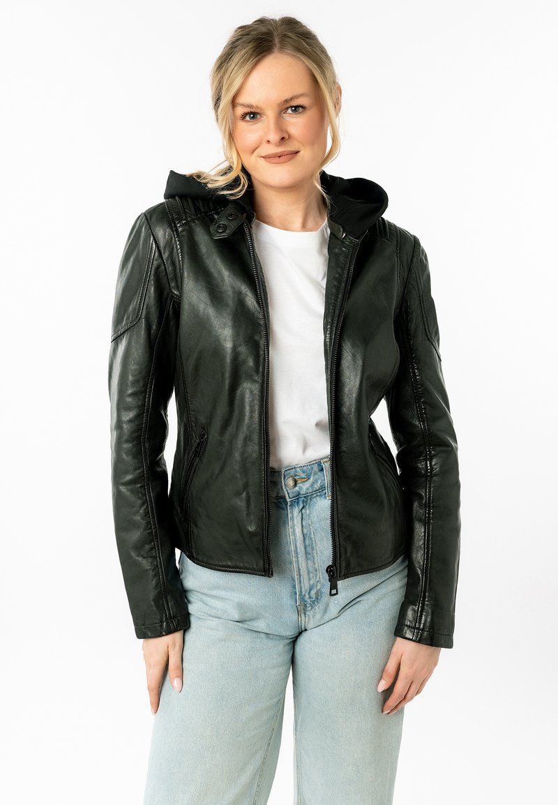 Zwarte leren jas met ritssluiting en een capuchon, met een getailleerd ontwerp en zichtbare stiksels. Gemaakt met lichtblauwe jeans.