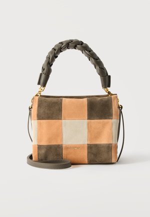 Petit sac à main rectangulaire avec un motif damier en daim marron, beige et taupe, poignée supérieure tressée et bandoulière amovible.