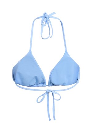 Helles blaues Bikini-Oberteil mit dreieckigen Cups, verstellbaren Bindebändern und gerafftem Stoff am Saum. Glatte Textur, minimales Design.