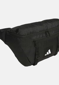 Crna tkanina fanny pack s teksturiranim završetkom, dva odvojena pretinca s patentnim zatvaračem, podesivom naramenicom i bijelim logotipom sprijeda.