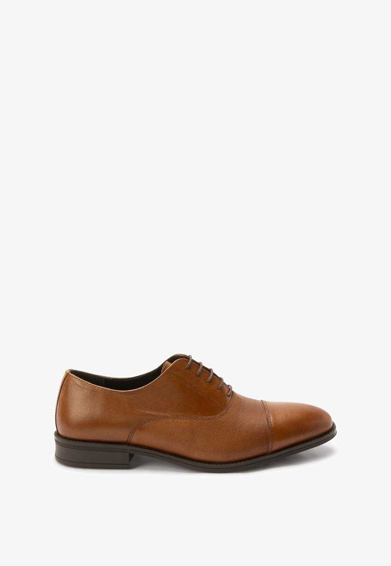 Chaussure Oxford en cuir marron pour homme avec bout droit, fermeture à lacets, détail texturé sur le devant et petit talon empilé.