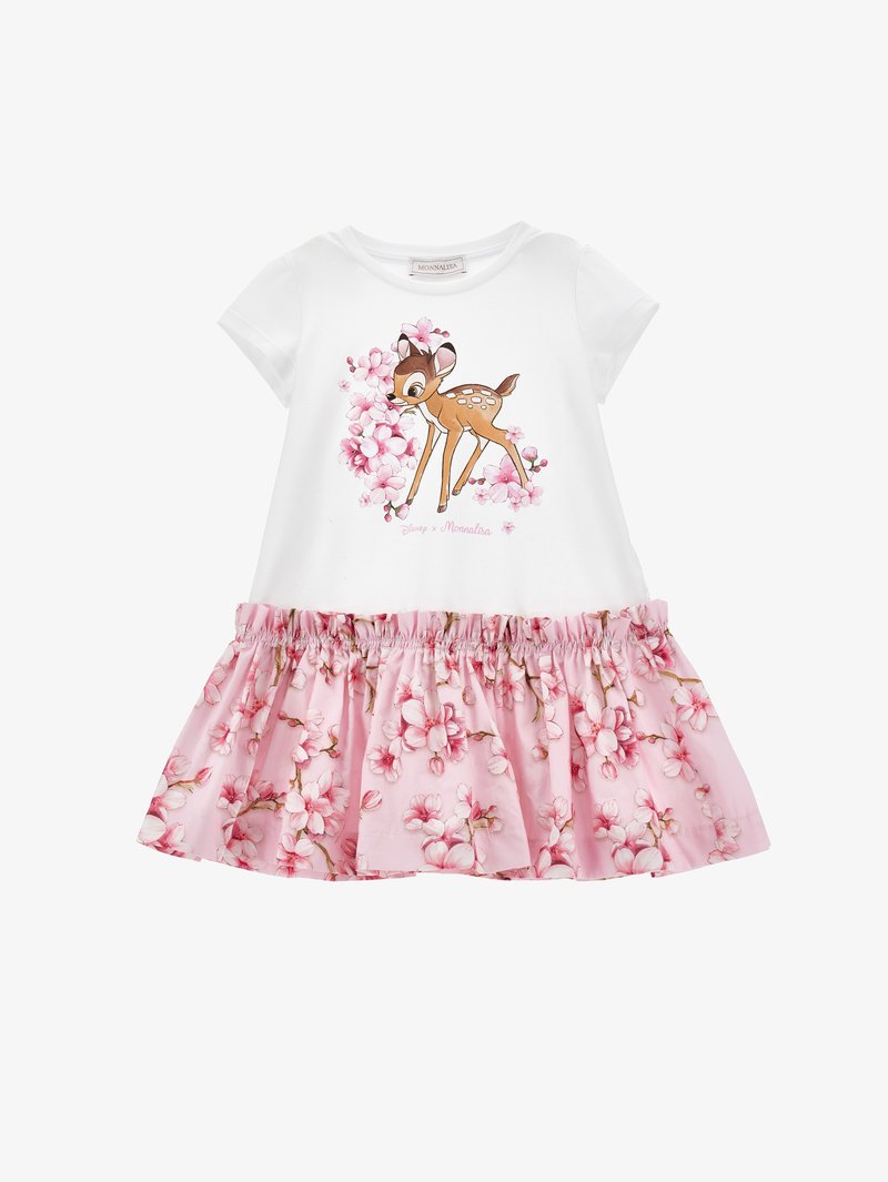 T-shirt bianco con maniche corte caratterizzato da una grafica di cervo circondata da fiori rosa; gonna rosa con motivo floreale e vita arricciata.