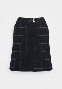 Jupe à carreaux noirs en tissu avec une texture lisse. Présente deux boutons argentés à la taille et un motif de grille blanche. Forme évasée.