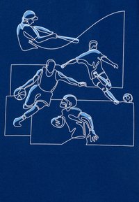 Mørkeblått stoff har hvite lineære illustrasjoner av fire idrettsutøvere som deltar i forskjellige sporter, som viser dynamiske posisjoner og bevegelse.