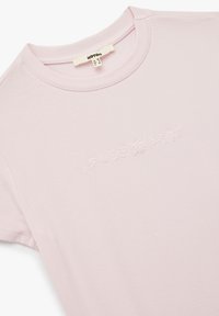 Lyserød bomulds t-shirt med korte ærmer og rund hals, med subtile broderede sløjfedetaljer på brystet.