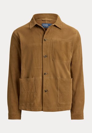 Veste pour hommes en daim marron avec col, fermeture à boutons, une poche poitrine et deux poches avant basses, présentée sur un fond neutre.