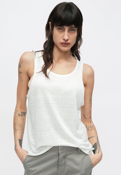 Λευκό αμάνικο τοπ από ελαφρύ ύφασμα, με στρογγυλή λαιμόκοψη και ελαφρώς φαρδιά γραμμή, φορεμένο πάνω από γκρι σορτς.