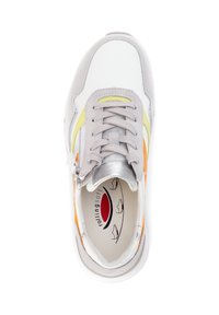 Witte sneaker met grijze suède accenten. Voorzien van gele en oranje strepen, grijze veters, een zilveren hielkap en een logo-ontwerp aan de binnenkant.