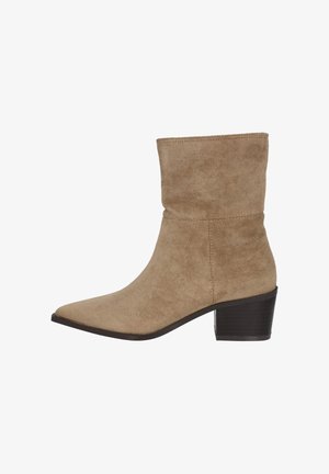 Botín de ante en marrón claro con punta afilada y tacón ancho. Presenta una textura suave y un diseño plegado en la parte superior.