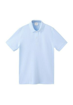 Svetlo modra polo majica s kratkimi rokavi, ovratnikom in dvema gumboma, položena ravno na beli podlagi.