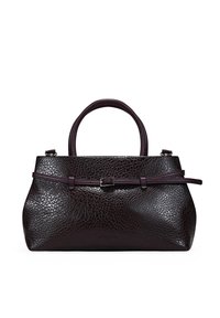 Bolso de señora de cuero púrpura oscuro con textura de grano, doble asa y una correa delgada adornada con una hebilla de metal. Diseño estructurado.