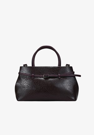 Bolso de señora de cuero púrpura oscuro con textura de grano, doble asa y una correa delgada adornada con una hebilla de metal. Diseño estructurado.