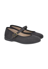 Bailarinas de ante gris oscuro con punta redondeada, cinta elástica y un pequeño accesorio de hebilla metálica. Cuentan con un suave forro interior.