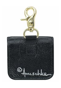 Schwarzes Leder-Schlüsselanhänger-Portemonnaie mit strukturierter Oberfläche, goldfarbener Hardware und einem Clip. Verfügt über eine Vorderklappe und ein weißes Signaturdetail.