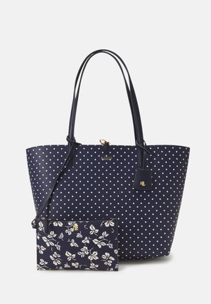 Granatowa torba typu tote w białe groszki oraz dopasowana kwiatowa kosmetyczka na zamek, obie z złotymi akcentami logo "RL".