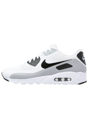 Weißer und grauer Nike Air Max Sneaker mit schwarzem Swoosh-Logo, sichtbarem Luftpolster in der Sohle und weißen Schnürsenkeln auf weißem Hintergrund.