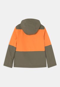 Vattentät jacka i orange och olivgrön. Har en huva, färgblockdesign och slät textur. Lämplig för utomhusbruk.