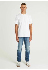 CHASIN' BRACE - Tricou basic - white