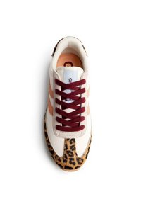 Baskets avec une tige crème ornée de rayures orange, des lacets bordeaux, et un embout à imprimé léopard. Des matériaux texturés créent un contraste.