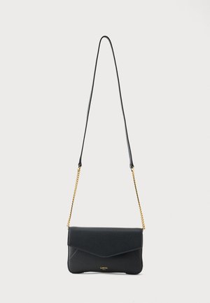 Čierna kožená crossbody kabelka so zlatým reťazovým popruhom a klopou v tvare obálky, malé zlaté logo "Lancel Paris" vpredu v strede pod klopou.