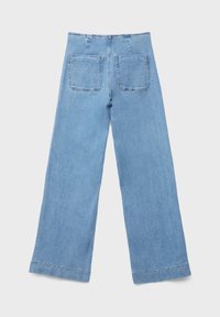 Helle blaue Denim-Hosen mit weitem Bein und hohem Bund, zwei Gesäßtaschen und fransigem Saum. Der Stoff hat eine glatte, strukturierte Oberfläche.
