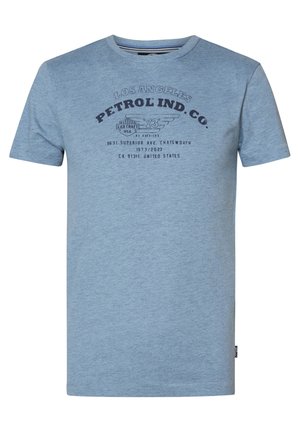 Niebieska koszulka z krótkim rękawem z czarnym napisem i grafiką "Los Angeles Petrol Ind. Co." oraz adresem w Chatsworth, Kalifornia.