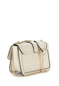 Borsa in pelle color crema con rifiniture nere, tracolla in catena dorata e chiusura a patta, impreziosita dal logo "CAP&NOIR JEANS".