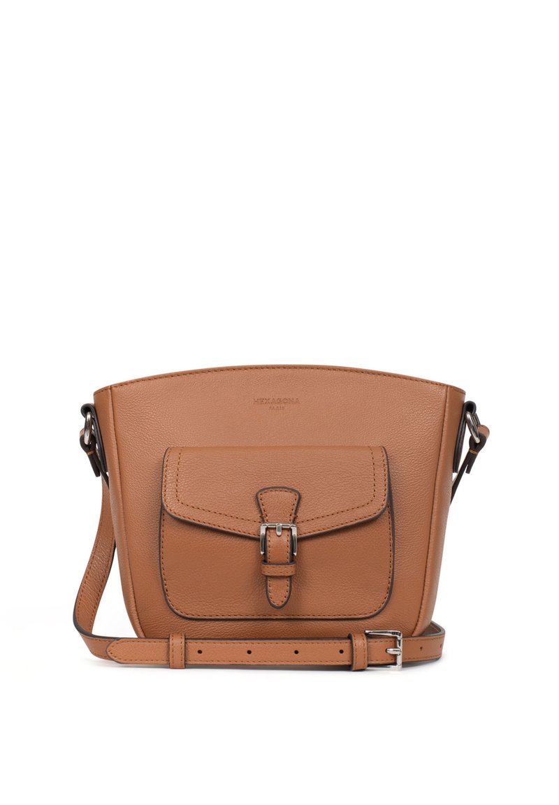 Borsa a secchio in pelle marrone con pattina frontale piatta, chiusura con fibbia e tracolla regolabile. Texture liscia con design minimalista e forma arrotondata.