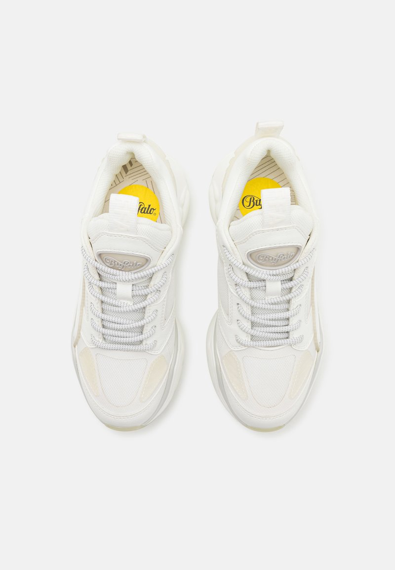 Białe sneakersy z siateczkowej i syntetycznej skóry, okrągły czubek, teksturowana gumowa podeszwa oraz odblaskowe akcenty na sznurówkach.