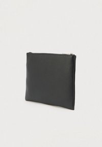 Μαύρο, υφασμάτινο δερμάτινο τσαντάκι με φερμουάρ, όρθιο σε ουδέτερο φόντο, με λεπτομέρειες φερμουάρ στο πλάι και πάνω μέρος.