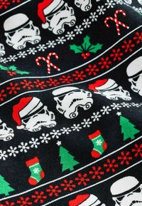 Tejido de punto con caras de stormtrooper blancas con gorros de Santa rojos sobre un fondo negro, intercaladas con árboles verdes, bastones de caramelo y medias.