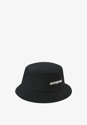 Sombrero de cubo negro hecho de algodón con una corona redondeada y un ala ancha y flexible. Presenta un logo plateado en la parte delantera. Textura suave.