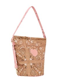 Borsa a secchiello marrone con motivo, dotata di tracolla rosa e dettaglio a forma di cuore. Il materiale è morbido, con disegni floreali e paisley.