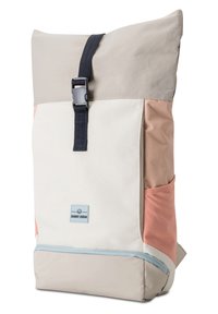 Sac à dos à rabat, présentant un mélange de couleurs beige, pêche et bleu clair. Fabriqué en tissu durable, avec des bretelles ajustables et des poches latérales.