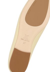 Talpă de pantof plat din piele bej, mărimea 37, cu logo-ul brandului „K” și textul „REAL LEATHER” marcat pe talpă.