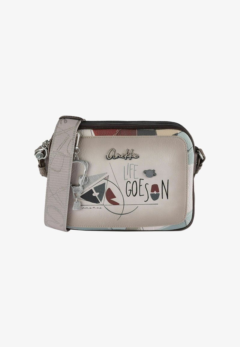 Beżowa torba na ramię z abstrakcyjnymi kształtami, napisem "Life Goes On", logo Anekke, serduszkowym zawieszkiem na zamku i regulowanym materiałowym paskiem.